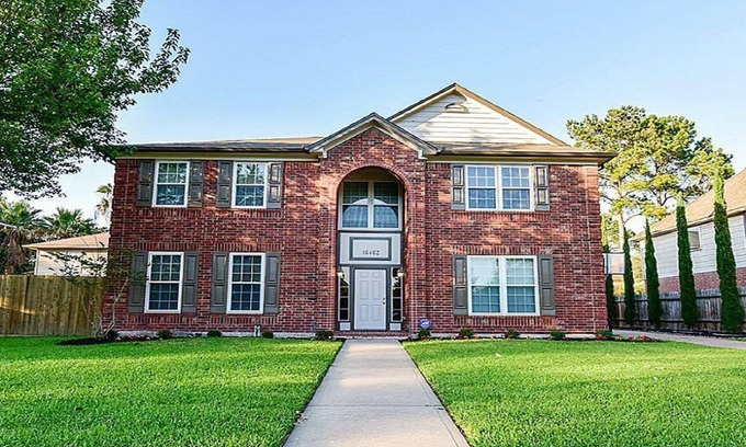 Barker House | FEEL FREE TO BE FREE “Corporate Leasing Available”
