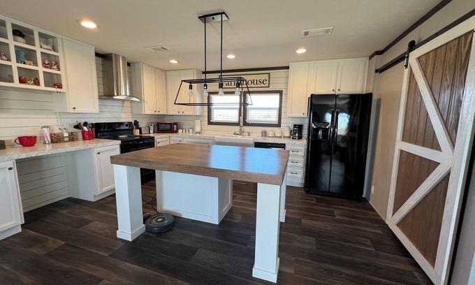 Nemo House | Feel right at home in our Farmhouse located in Godley, TX w/horse enclosure