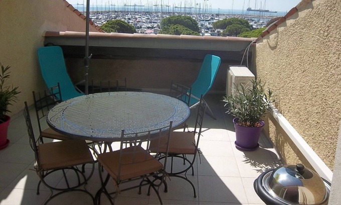 Fos-sur-Mer Apartment | FEET IN THE WATER AT 100M BEACH WITH TERRACE OF 19 M² + SEA VIEW