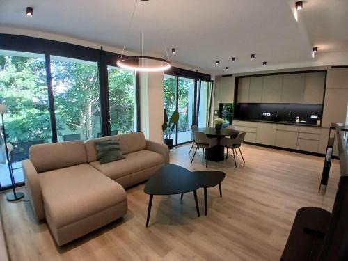 Pusztavacs Apartment | Fenyvesliget Apartmanok V