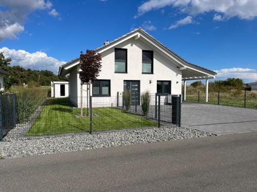 Lobnitz House | Ferienhaus Hilde 100m Entfernung zum See/Strand