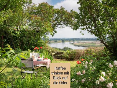 Lebus House | Ferienhaus Lebuserland für bis zu 4 Personen mit 1300 qm Garten und Privatsauna, grandiosen Blick über die Oder, sonntags late check out bis 18 Uhr inklusive