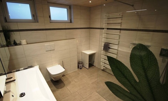 Wolfach Apartment | Ferienwohnung Berghansenhof, zwei Schlafzimmer, modernes Bad und Küche, Panoramafenster und Terrasse
