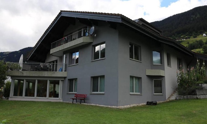 Sumvitg Apartment | Ferienwohnung für 5 Personen in Cumpadials, inmitten der Surselva