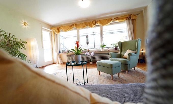 Bad Urach Apartment | Ferienwohnung im Haus Lotus mit großem Balkon und Garten