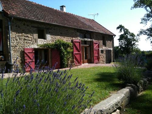 Beaune-d'Allier House | Fermette rénovée avec charme, 4 chambres, jardin, poêle bois, internet, animaux acceptés - FR-1-489-246