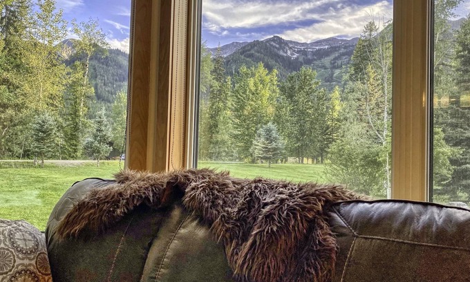 East Kootenay Condo | Fernie ON THE MOUNTAIN luxury 2 bedrooms 3 beds (1 king, 2 queen), 2 baths.