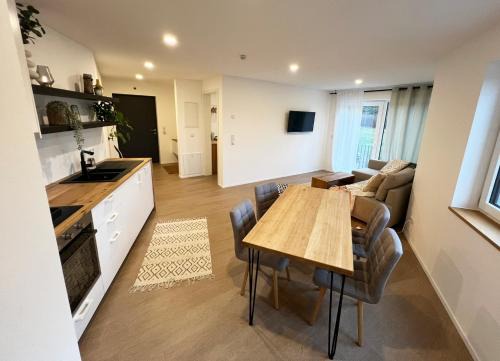 Reichshof Apartment | FeWo Anders - Neubau mit Balkon im Bergischen Land