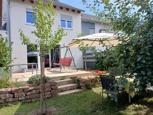 Altlussheim Apartment | Fewo Gartenblick Altlußheim - Netflix- parken - Küche - Klimaanlage - Shuttle zum Hockenheimring
