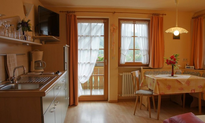 Haslachsimonswald Apartment | Fewo Typ A, "unsere Sonnige", 1 Wohn-/Schlafraum, max. 2 Personen