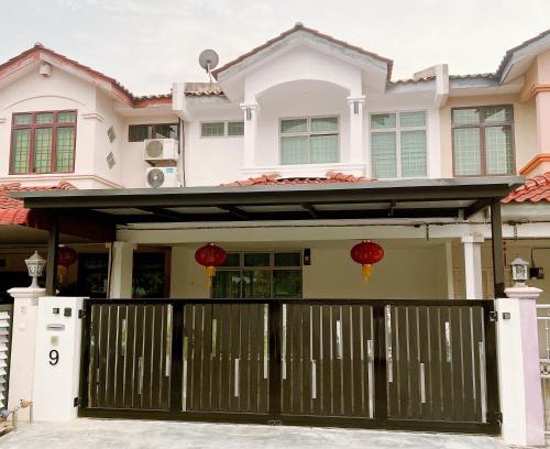 Kampung Tambak Bunga House | FF9 HOMESTAY
