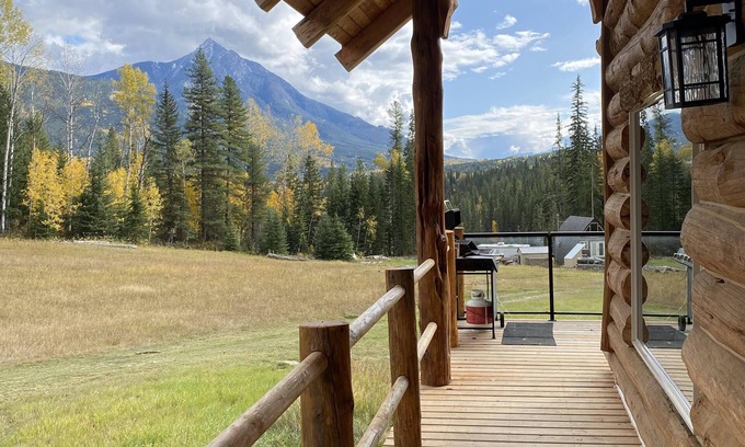 Blaeberry Cabin | Field of Dreams, the brand new log cabin retreat w/spectacular mountains views!