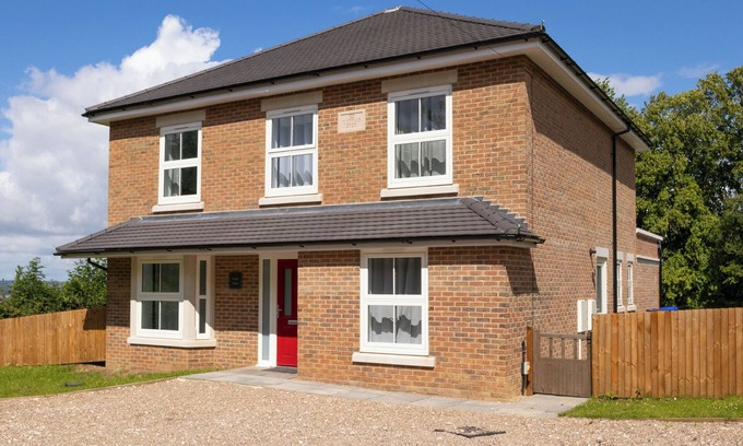 Winshill House | Field View 5-Bed House - free parking