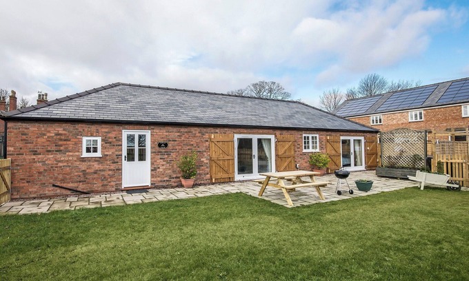 Wainfleet All Saints Cottage | Field View - UKC2304