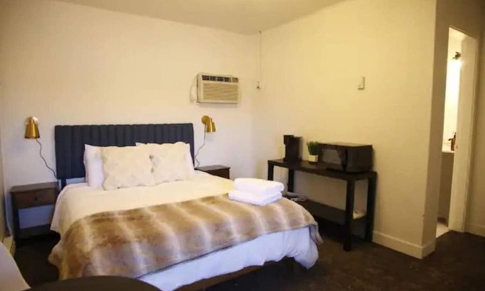 Fillmore Apartment | Fillmore Lodge: Lowest Price - Comfy Queen Room