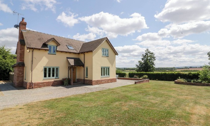 Hay-on-Wye Cottage | FILLY BROOK, pet friendly, with hot tub in Bishop's Frome