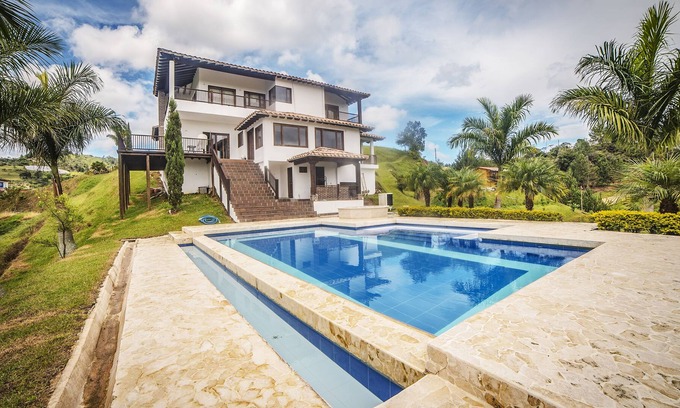 Guatape Villa | Finca on Lake Guatape with Infinity Pool & Jacuzzi
