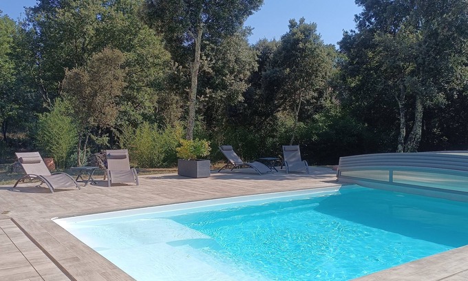 Saint-Martin-de-Londres Apartment | Finches Nest - Self-contained apartment for two with swimming pool and jacuzzi!