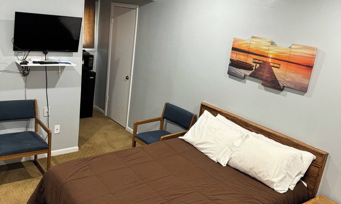 Downs Hotel | Fins N Feathers Lodge - One Queen Bed