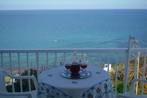 Akrotiri House | FIORE ROOMS