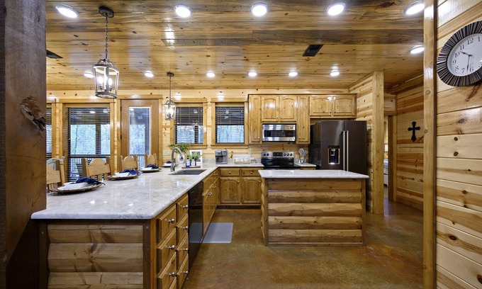 Hochatown Cabin | Fire Dancer - 1.58 acres, sleeps 12