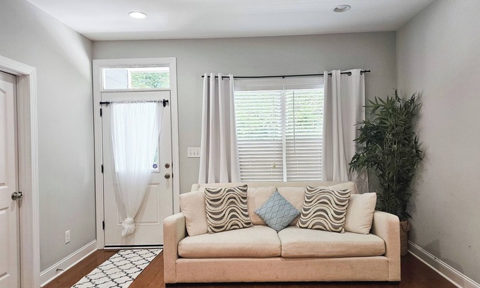 Chapel Hill Apartment | Fire Pit - 4 Min. from UNC - 7 Min. from Carrboro - Fast Wi-Fi
