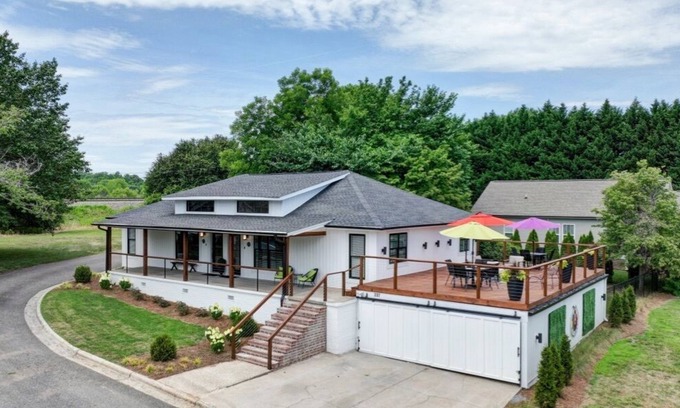 Cramerton House | fire pit+corn hole+bikes+kayaks+gym+golf pass | Art inspired retreat