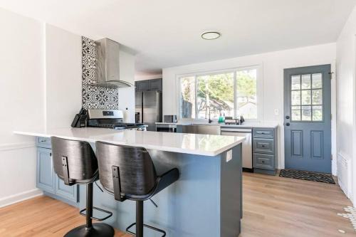 New Rochelle House | Fire pit ~ Game Room ~ near NYC ~ Modern Luxury