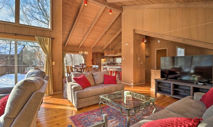 East Stroudsburg Cottage | Fire Pit & Grill: Lakefront Poconos Cottage!