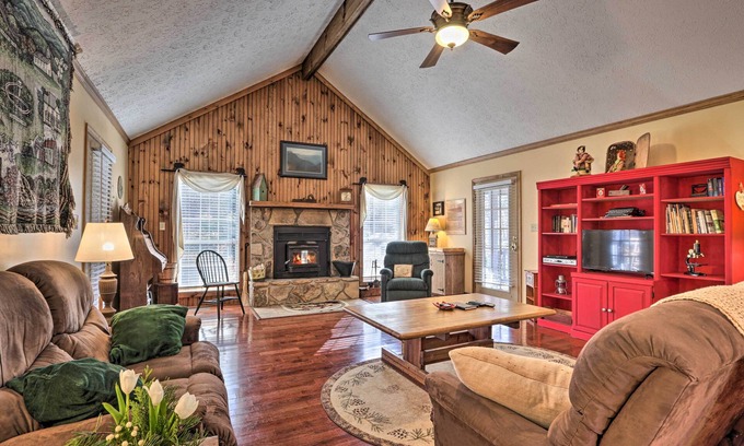 Wears Valley Cabin | ‘Firefly Cove’ - 3 Mi to Parkway & National Park!