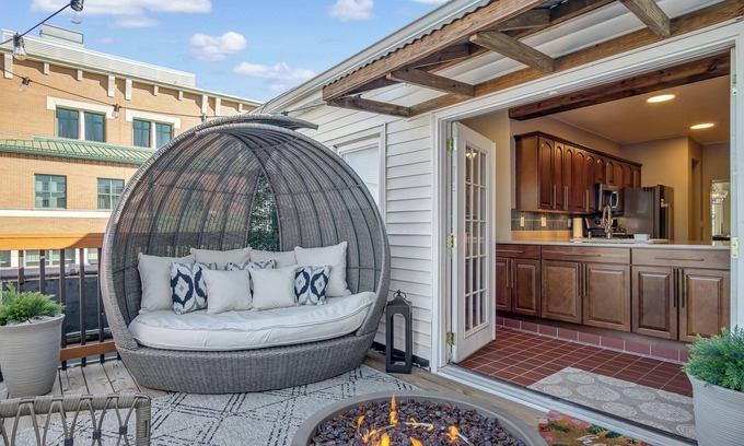 Waterloo Apartment | Firepit, Rooftop deck, Games & Bridal Suite and right next to The Coffee Girl