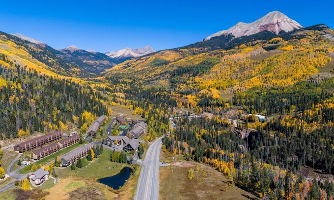 Silverton Condo | Fireplace, Hot Tubs, Pool, Free Ski Shuttle!