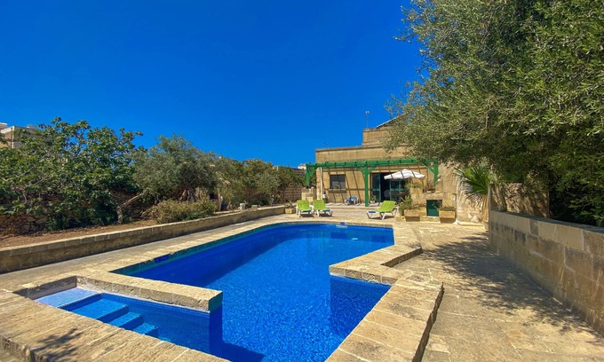 Xewkija Villa | First Class Villa with private pool and extensive garden in Xewkija for 7