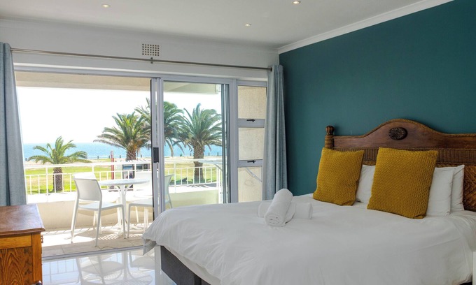 Mouille Point Apartment | First floor apartment with beautiful sea view