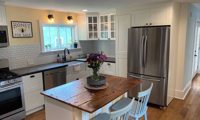 Kennebunk Apartment | First floor unit | private deck with grill