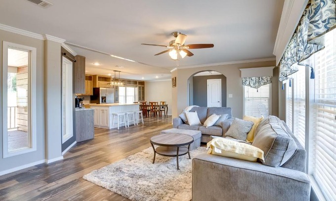Negreet House | Fishermans Paradise Lake-View Home in Many!