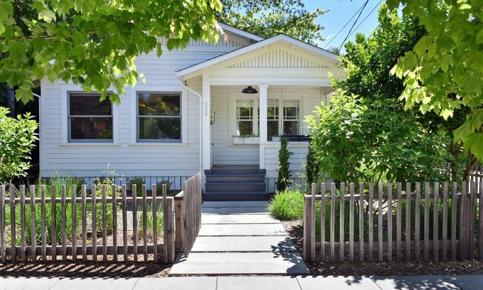 Healdsburg Cottage | Fitch St Escape | Complimentary wine tasting at Croix Estate included!