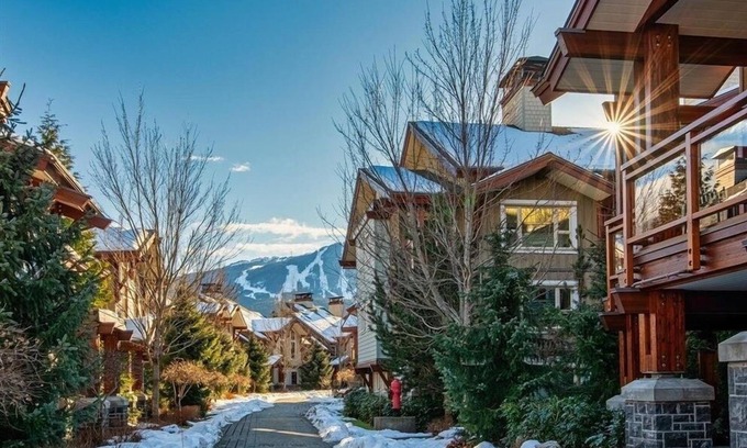 Whistler Ski Chalet | Fitzsimmons Walk 39 | Walk to village, hot tub, modern, flexible bedding
