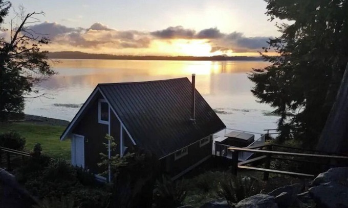 Lakebay Cottage | Five Peaks Cottage Beach HotTub Kayaks Treehouse