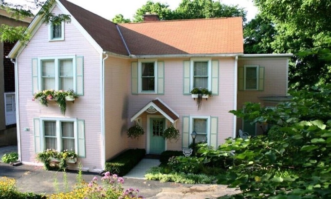 Lebanon House | Five room Suite in quiet Victorian neighborhood walking distance to downtown.