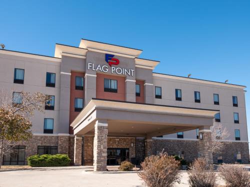 Pratt Hotel | Flag Point Inn and Suites Pratt by FairBridge