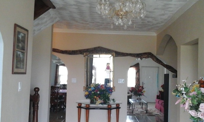 Windsor House | Flamingo Beach Guest House: 7Br/7Ba - 9000 Square Feet! Great Ocean Views