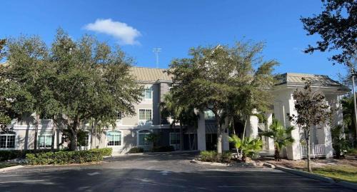 Vero Beach Hotel | Flamingo Inn & Suites Vero Beach I-95
