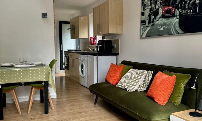 Beaconsfield Apartment | Flat Beaconsfield Bucks UKnw/patio & free parking sleeps 4
