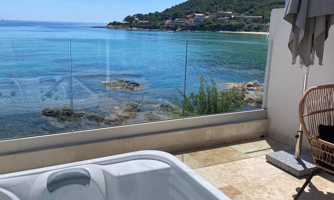 Tarcu Apartment | Flat In front of the sea