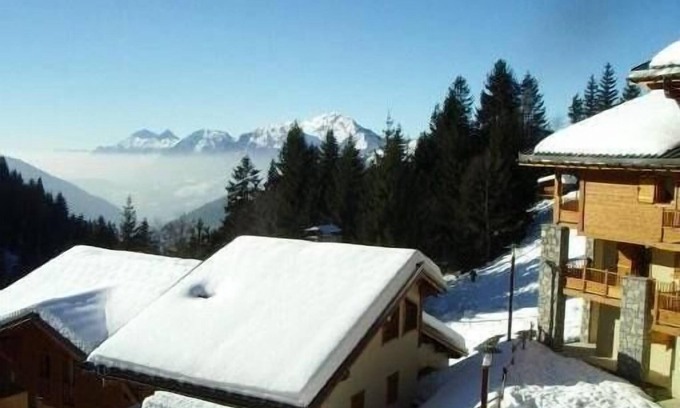 Crest-Voland Apartment | Flat located in a quality residence with swimming pool, lift, covered garage.