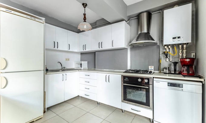 Maltepe Apartment | Flat with Backyard 6 min to Bostanci Show Center