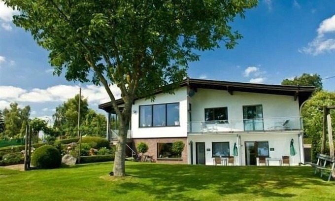 Lutzerath Apartment | Flat with garden, barbecue and panoramic view