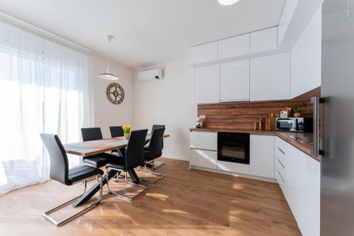 Novaki House | Flex SelfCheckIns 143 - Novaki -Terrace - 4 Bedrooms - Parking