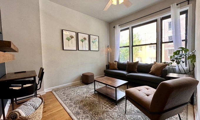 East Village Apartment | Flexhome Ukrainian Village 2BR D1